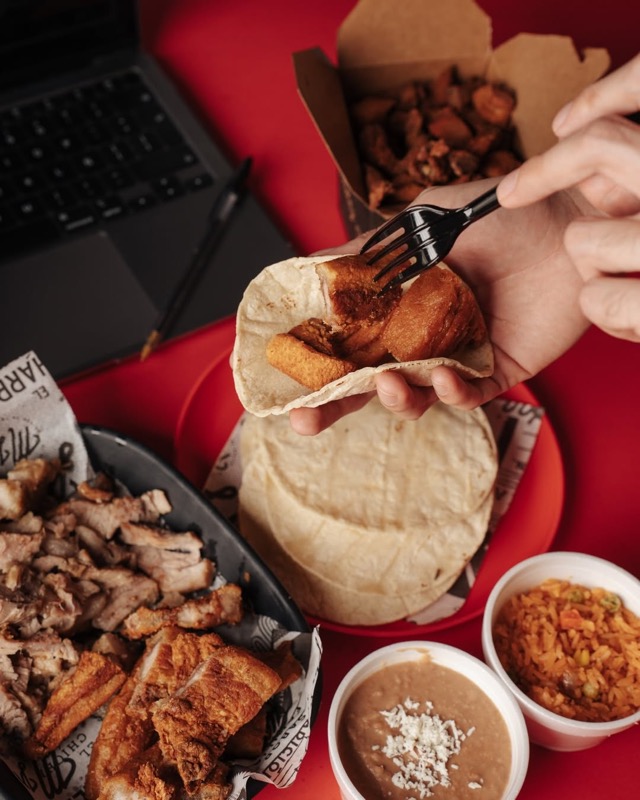 Mesa de chicharrón con guarniciones